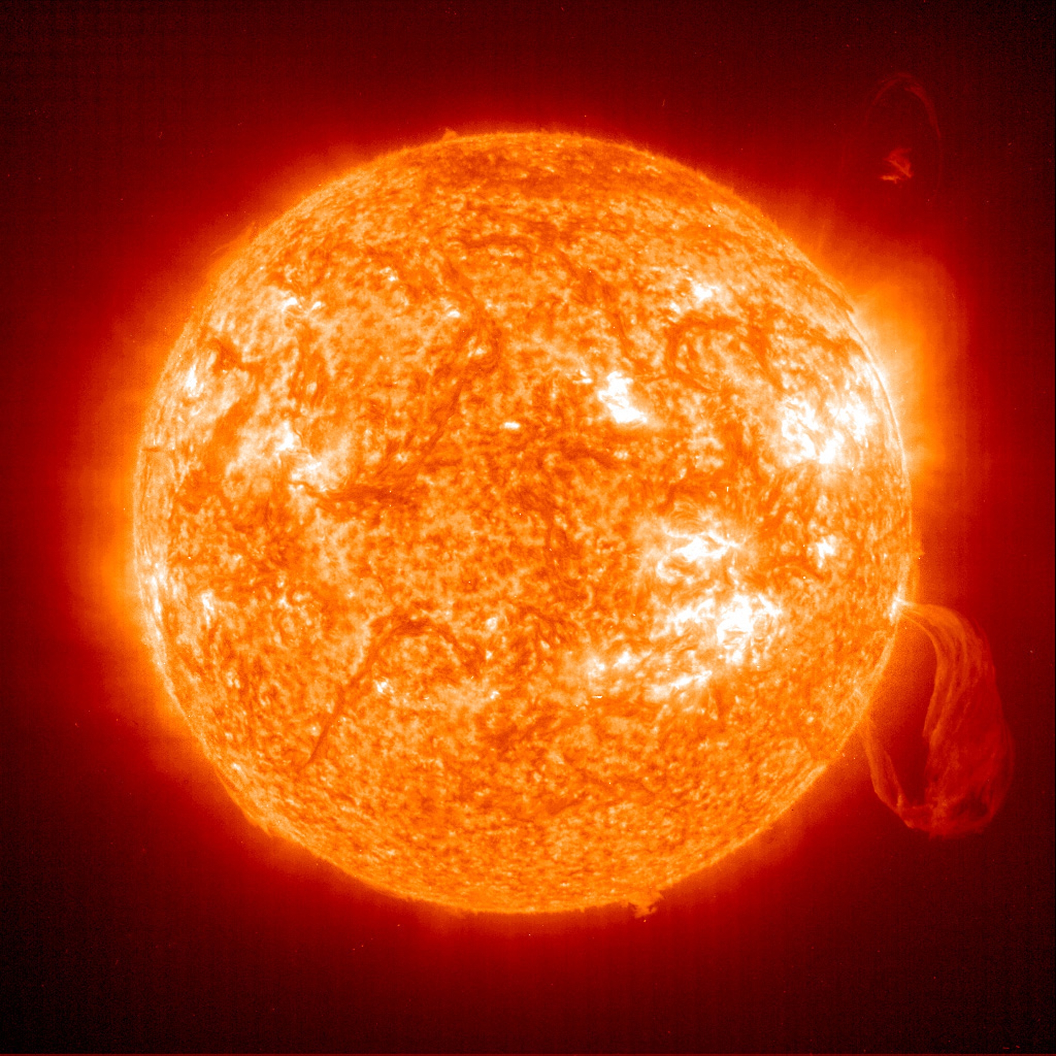 Уфолог обнаружил рядом с Солнцем загадочный НЛО